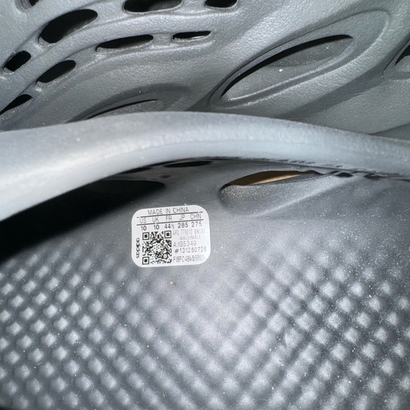 Yeezy Foam Runner “Carbon” - Picture 5 of 10